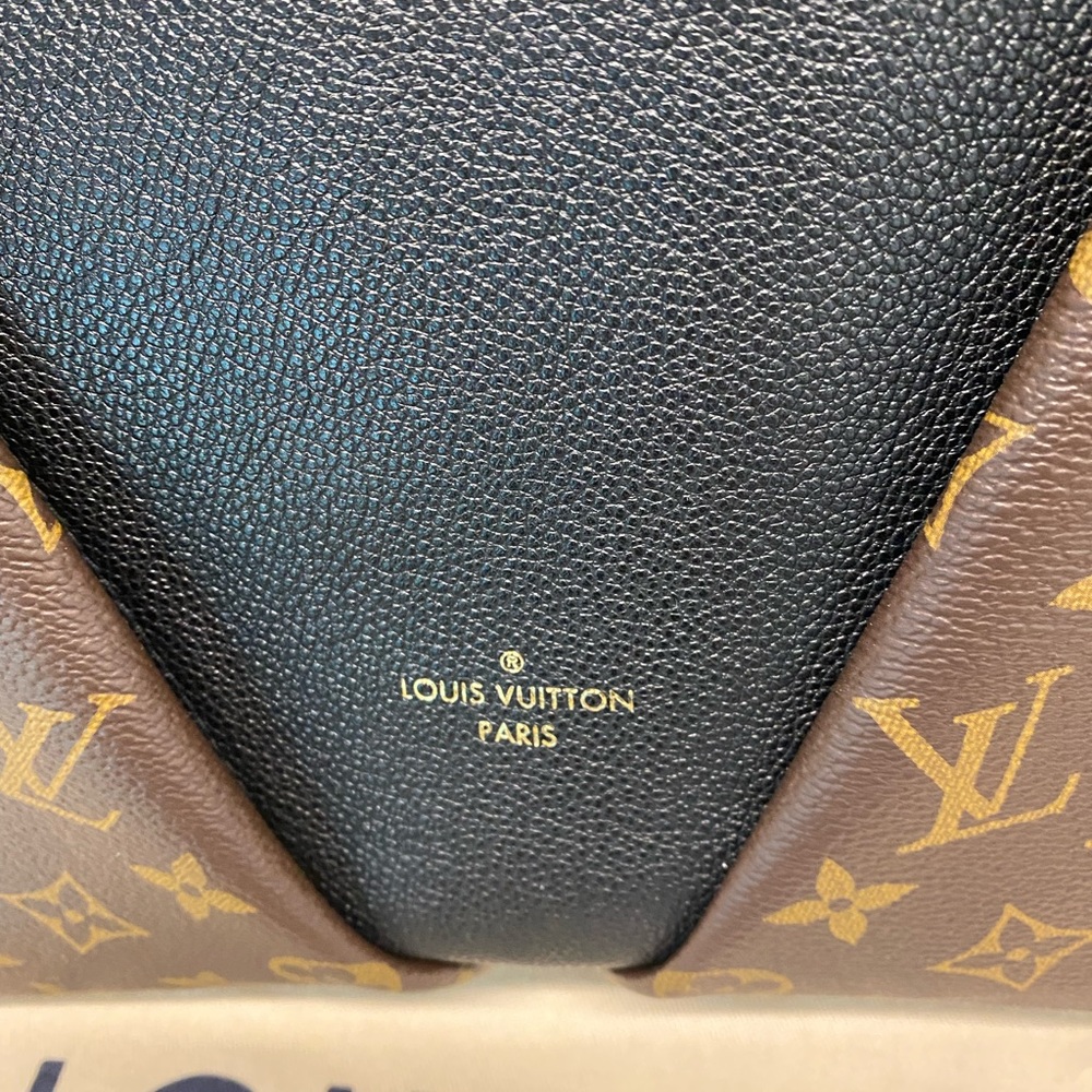 🌸SOLD🌸 Louis Vuitton V Tote MM Noir Cara - Picture 5 of 11